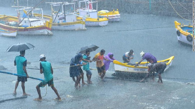 &quot;Thảm họa kép&quot; khiến Ấn Độ mắc kẹt trong siêu bão và thảm họa Covid-19 - Ảnh 3.