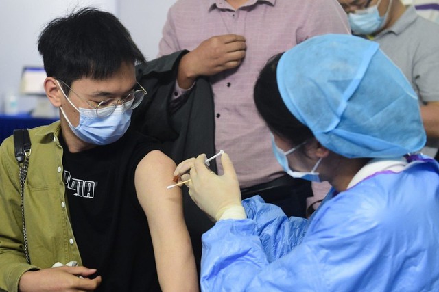 Trung Quốc đạt kỷ lục số lượng người tiêm chủng vaccine Covid-19 trong ngày - Ảnh 1.