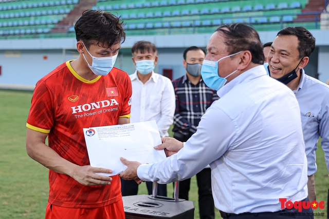 Bộ trưởng Nguyễn Văn Hùng động viên tinh thần đội tuyển bóng đá nam quốc gia trước giờ lên đường thi đấu vòng loại World Cup - Ảnh 6.