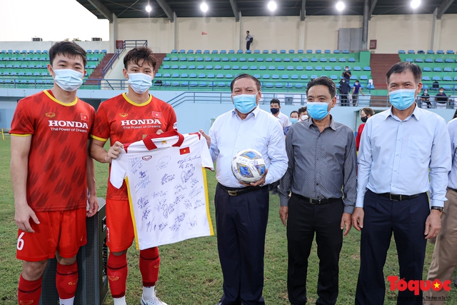 Bộ trưởng Nguyễn Văn Hùng động viên tinh thần đội tuyển bóng đá nam quốc gia trước giờ lên đường thi đấu vòng loại World Cup - Ảnh 7.