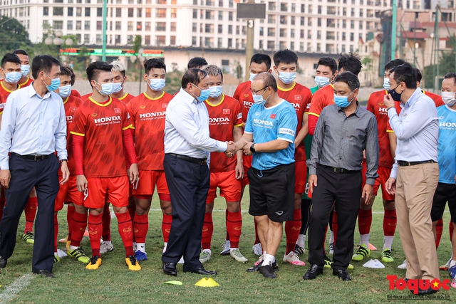 Bộ trưởng Nguyễn Văn Hùng động viên tinh thần đội tuyển bóng đá nam quốc gia trước giờ lên đường thi đấu vòng loại World Cup - Ảnh 10.