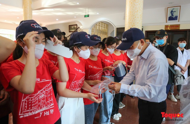 Sinh viên trường y &quot;xuất quân&quot; chi viện cho điểm nóng Bắc Ninh chống dịch Covid 19 - Ảnh 2.