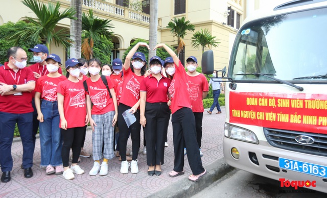 Sinh viên trường y &quot;xuất quân&quot; chi viện cho điểm nóng Bắc Ninh chống dịch Covid 19 - Ảnh 4.