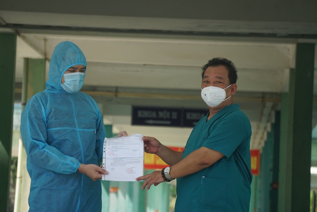Bệnh nhân Covid-19 đầu tiên ở Đà Nẵng xuất viện, Quảng Bình dừng tiếp nhận người từ các tỉnh Bắc Ninh và Bắc Giang - Ảnh 1.