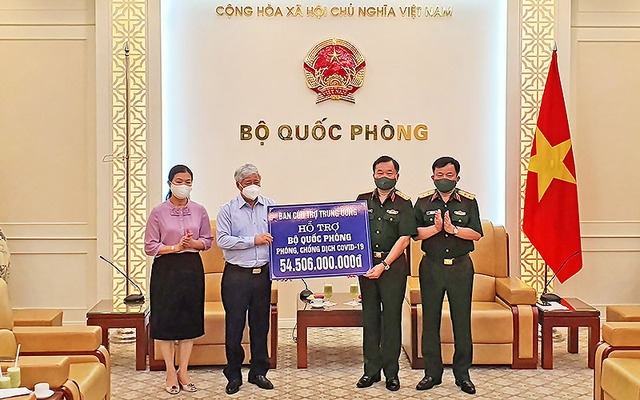 Ủy ban Trung ương MTTQ Việt Nam trao 54,5 tỷ đồng hỗ trợ Bộ Quốc phòng chống dịch COVID-19 - Ảnh 1.