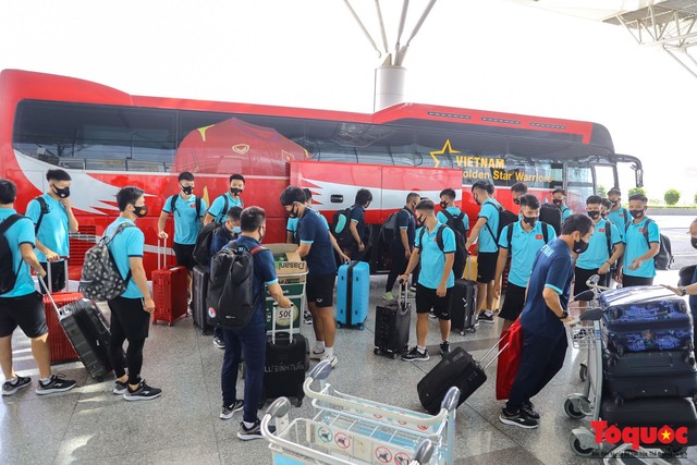 Tuyển Việt Nam lên đường sang UAE chinh phục tấm vé vào vòng loại 3 World Cup - Ảnh 1.