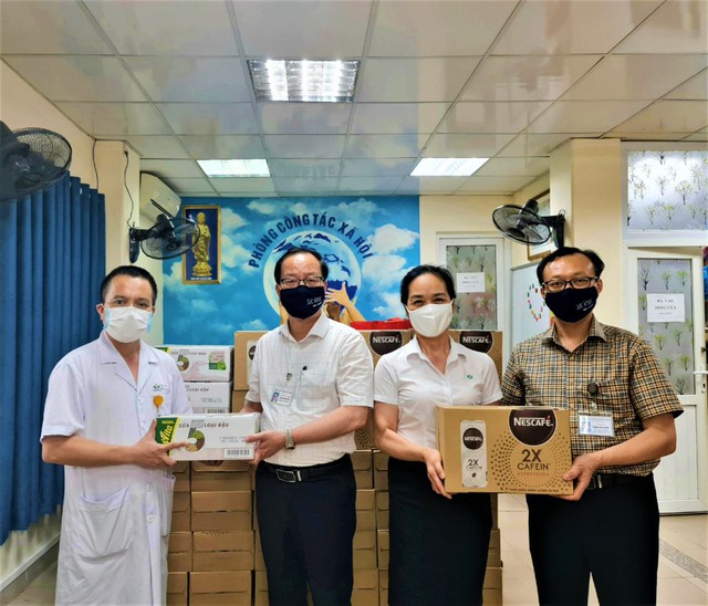 Nestlé Việt Nam hỗ trợ tuyến đầu chống dịch COVID-19 - Ảnh 1.