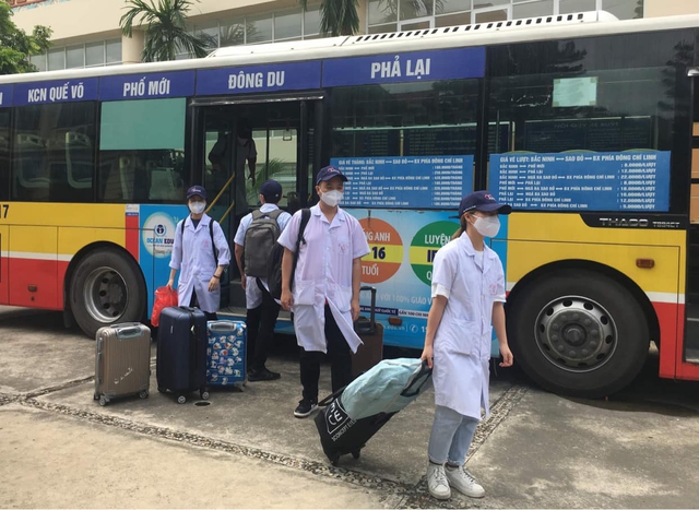 Nhân lực ngành y tế tăng cường chi viện cho &quot;điểm nóng&quot; Bắc Giang - Bắc Ninh - Ảnh 1.