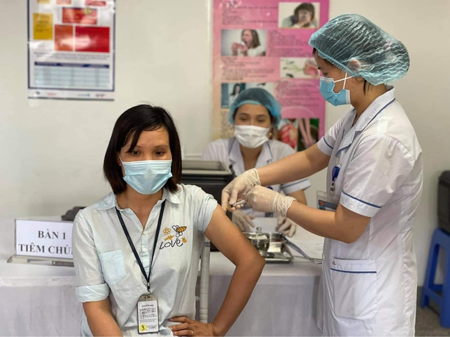 Đồng loạt triển khai tiêm vắc xin COVID-19 cho công nhân tại các khu công nghiệp Bắc Giang, Bắc Ninh - Ảnh 1.