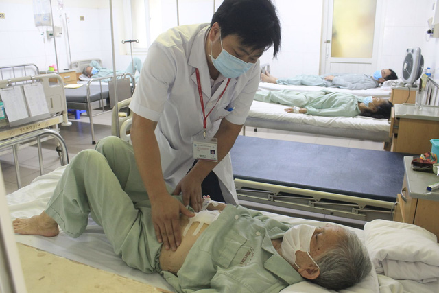 Cứu sống cụ bà 91 tuổi  bị viêm túi mật cấp - Ảnh 1.