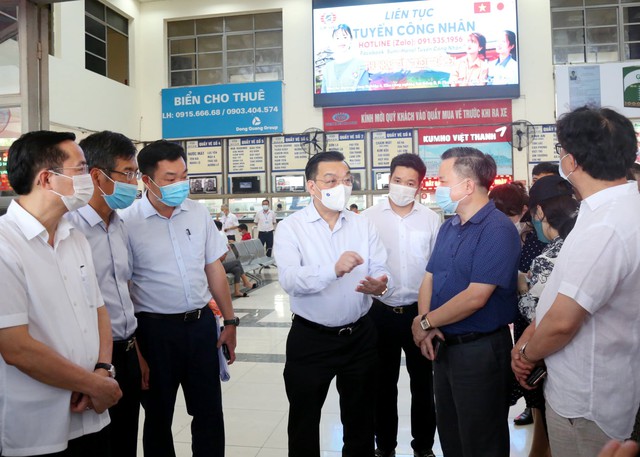 Chủ tịch Hà Nội kiểm tra công tác phòng chống dịch tại sân bay Nội Bài, bến xe Mỹ Đình - Ảnh 2.
