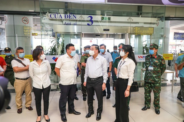 Chủ tịch Hà Nội kiểm tra công tác phòng chống dịch tại sân bay Nội Bài, bến xe Mỹ Đình - Ảnh 1.