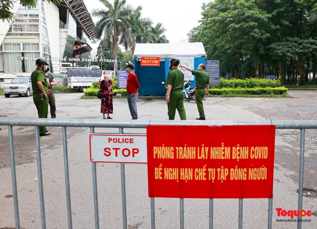 Công viên ở Hà Nội đồng loạt đóng cửa, ai cố tình xử lý nghiêm - Ảnh 1.