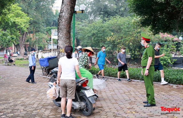 Công viên ở Hà Nội đồng loạt đóng cửa, ai cố tình xử lý nghiêm - Ảnh 3.