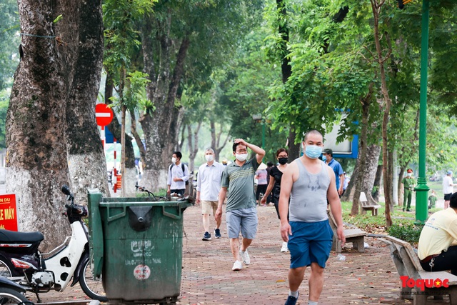 Công viên ở Hà Nội đồng loạt đóng cửa, ai cố tình xử lý nghiêm - Ảnh 2.