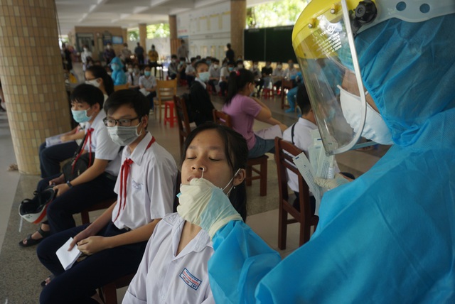Lấy mẫu xét nghiệm Covid-19 cho hơn 13.000 thí sinh tham dự kỳ thi tuyển sinh lớp 10 tại Đà Nẵng - Ảnh 3.