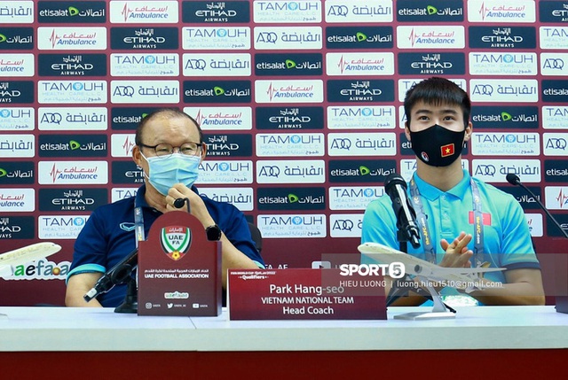 HLV Park Hang-seo tin tưởng tuyệt đối trợ lý Lee Young-jin - Ảnh 1.
