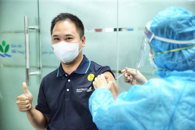 Hàng nghìn cán bộ nhân viên Bamboo Airways tiêm vaccine phòng Covid-19 - Ảnh 8.