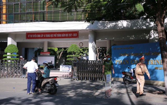 Thí sinh Đà Nẵng đeo khẩu trang, ngồi giãn cách dự thi vào lớp 10 - Ảnh 2. Thí sinh Đà Nẵng đeo khẩu trang, ngồi giãn cách dự thi vào lớp 10 - Ảnh 2.