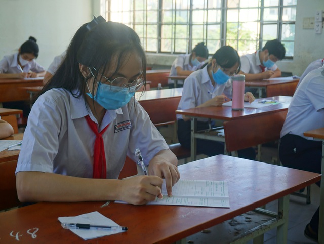 Thí sinh Đà Nẵng đeo khẩu trang, ngồi giãn cách dự thi vào lớp 10 - Ảnh 11. Thí sinh Đà Nẵng đeo khẩu trang, ngồi giãn cách dự thi vào lớp 10 - Ảnh 11.
