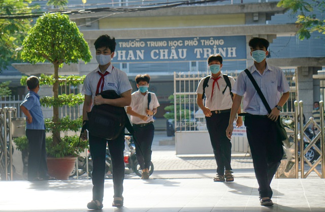 Thí sinh Đà Nẵng đeo khẩu trang, ngồi giãn cách dự thi vào lớp 10 - Ảnh 3. Thí sinh Đà Nẵng đeo khẩu trang, ngồi giãn cách dự thi vào lớp 10 - Ảnh 3.