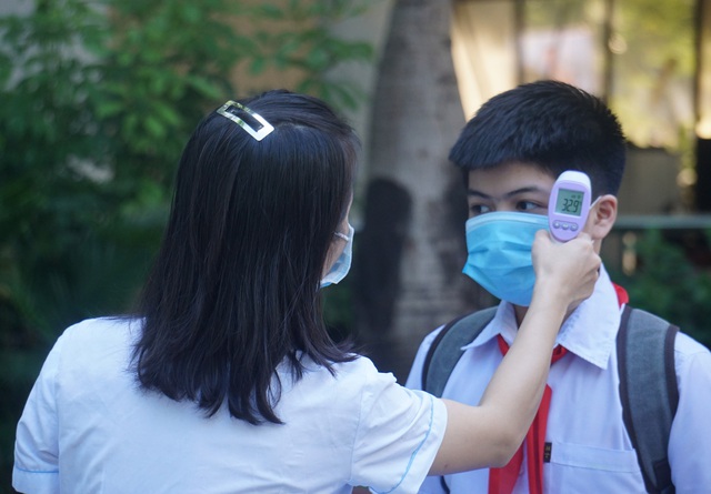 Thí sinh Đà Nẵng đeo khẩu trang, ngồi giãn cách dự thi vào lớp 10 - Ảnh 4. Thí sinh Đà Nẵng đeo khẩu trang, ngồi giãn cách dự thi vào lớp 10 - Ảnh 4.