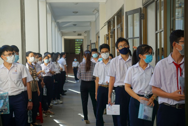 Thí sinh Đà Nẵng đeo khẩu trang, ngồi giãn cách dự thi vào lớp 10 - Ảnh 5. Thí sinh Đà Nẵng đeo khẩu trang, ngồi giãn cách dự thi vào lớp 10 - Ảnh 5.