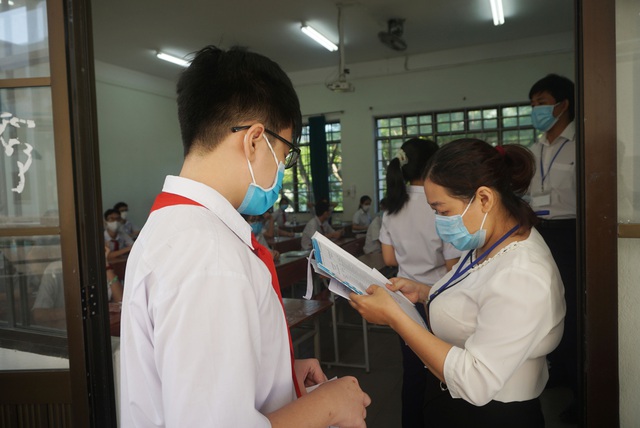 Thí sinh Đà Nẵng đeo khẩu trang, ngồi giãn cách dự thi vào lớp 10 - Ảnh 6. Thí sinh Đà Nẵng đeo khẩu trang, ngồi giãn cách dự thi vào lớp 10 - Ảnh 6.