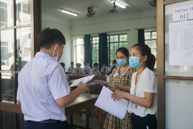 Thí sinh Đà Nẵng đeo khẩu trang, ngồi giãn cách dự thi vào lớp 10 - Ảnh 1. Thí sinh Đà Nẵng đeo khẩu trang, ngồi giãn cách dự thi vào lớp 10 - Ảnh 1.