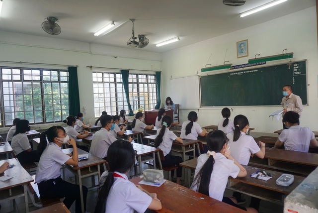 Thí sinh Đà Nẵng đeo khẩu trang, ngồi giãn cách dự thi vào lớp 10 - Ảnh 7. Thí sinh Đà Nẵng đeo khẩu trang, ngồi giãn cách dự thi vào lớp 10 - Ảnh 7.