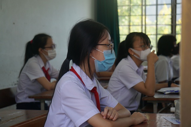 Thí sinh Đà Nẵng đeo khẩu trang, ngồi giãn cách dự thi vào lớp 10 - Ảnh 8. Thí sinh Đà Nẵng đeo khẩu trang, ngồi giãn cách dự thi vào lớp 10 - Ảnh 8.