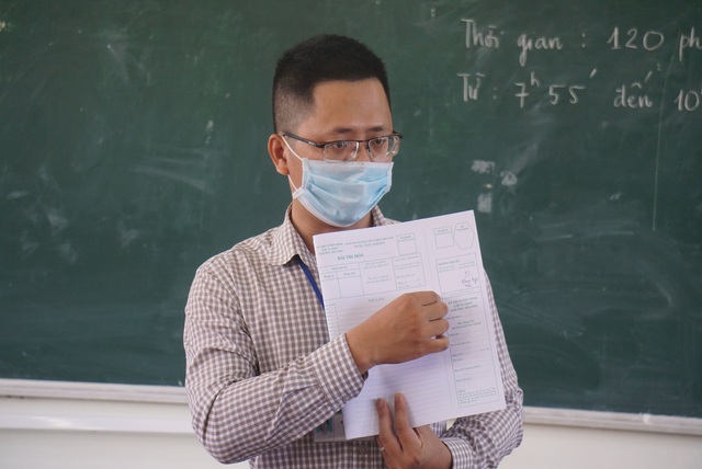 Thí sinh Đà Nẵng đeo khẩu trang, ngồi giãn cách dự thi vào lớp 10 - Ảnh 9. Thí sinh Đà Nẵng đeo khẩu trang, ngồi giãn cách dự thi vào lớp 10 - Ảnh 9.