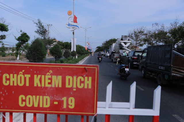Đội nắng 40 độ lấy mẫu xét nghiệm Covid-19; dừng vận tải khách tuyến Quảng Ngãi – Đà Nẵng; Quảng Nam cách ly tập trung người về từ TP.HCM  - Ảnh 6.