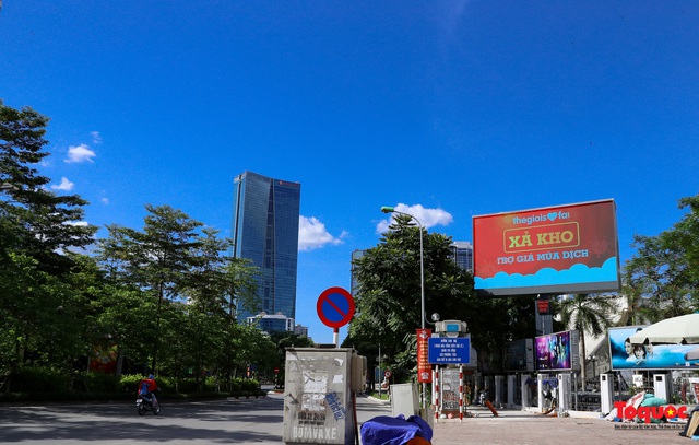 Đường phố Hà Nội xuất hiện ảo ảnh khi nhiệt độ ngoài trời hơn 50 độ C - Ảnh 1.