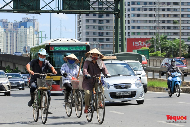 Đường phố Hà Nội xuất hiện ảo ảnh khi nhiệt độ ngoài trời hơn 50 độ C - Ảnh 13.