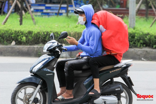 Đường phố Hà Nội xuất hiện ảo ảnh khi nhiệt độ ngoài trời hơn 50 độ C - Ảnh 11.