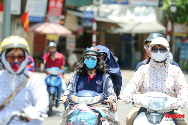 Đường phố Hà Nội xuất hiện ảo ảnh khi nhiệt độ ngoài trời hơn 50 độ C - Ảnh 8.