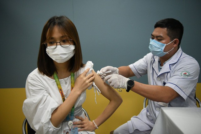 Triển khai tiêm vắc xin ngừa COVID-19 tại nhiều điểm ở 2 tỉnh Bắc Giang, Bắc Ninh - Ảnh 2.