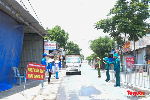 Giữ vững &quot;chốt&quot; phòng dịch tại cửa ngõ Thủ đô dưới cái nắng 40 độ C - Ảnh 1.