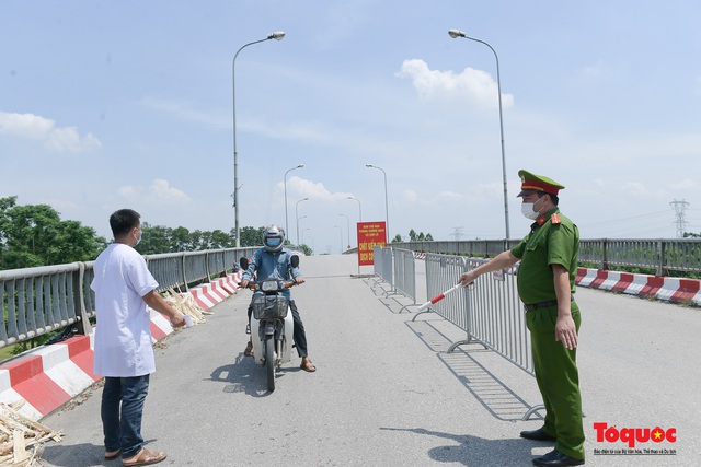 Giữ vững &quot;chốt&quot; phòng dịch tại cửa ngõ Thủ đô dưới cái nắng 40 độ C - Ảnh 8.