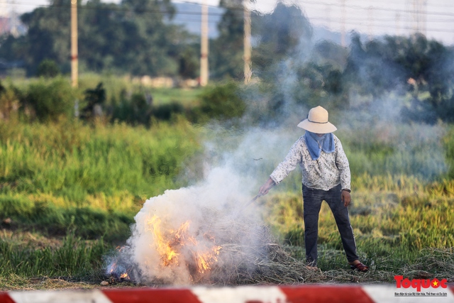 Nông dân đốt rơm rạ, khói mù mịt bủa vây đại lộ Thăng Long - Ảnh 2.