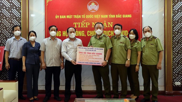 Tổng Cục QLTT trực tiếp trao nhu yếu phẩm, vật tư y tế đến tâm dịch Bắc Giang - Ảnh 1.