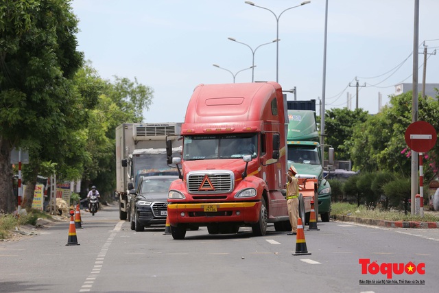 Đội nắng hơn 40 độ chặn dịch từ cửa ngõ - Ảnh 3.