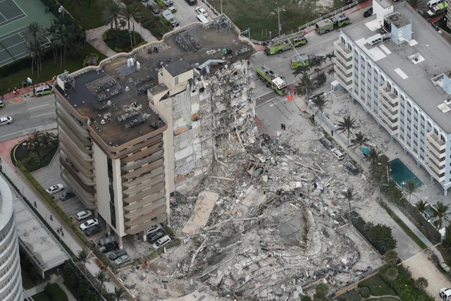 Chung cư 12 tầng ở Mỹ bất ngờ sập đổ trong đêm - Ảnh 1.