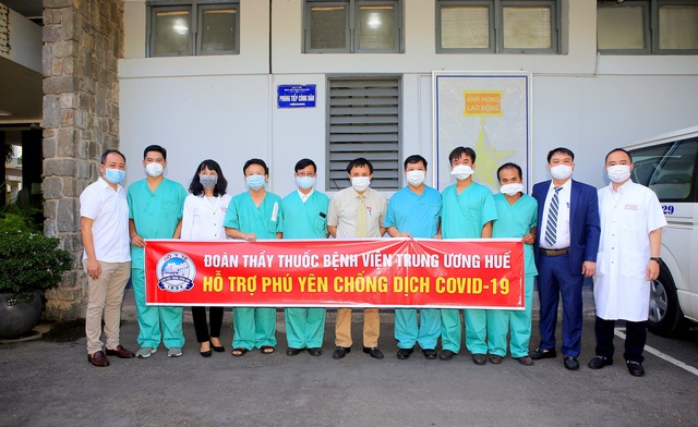 Đoàn thầy thuốc Bệnh viện Trung ương Huế lên đường hỗ trợ Phú Yên chống dịch Covid-19 - Ảnh 1.