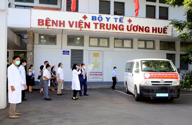 Đoàn thầy thuốc Bệnh viện Trung ương Huế lên đường hỗ trợ Phú Yên chống dịch Covid-19 - Ảnh 2.