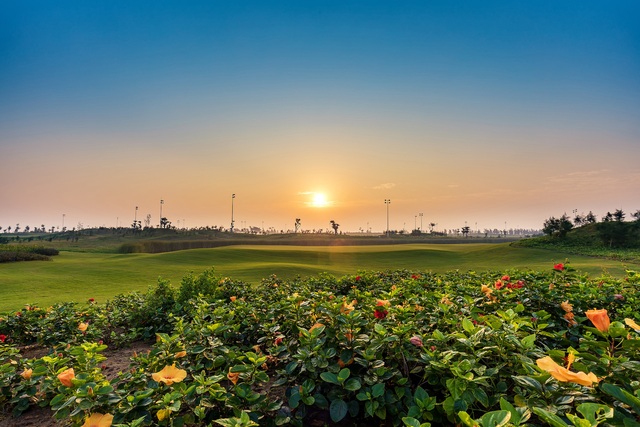 Sân golf Sầm Sơn được mở cửa đón khách ngoài tỉnh - Ảnh 1.