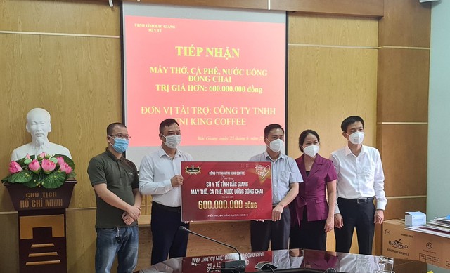TNI King Coffee trao tặng cà phê, nước suối, máy thở  cho y bác sĩ cứu chữa bệnh nhân Covid-19 tỉnh Bắc Giang - Ảnh 1.