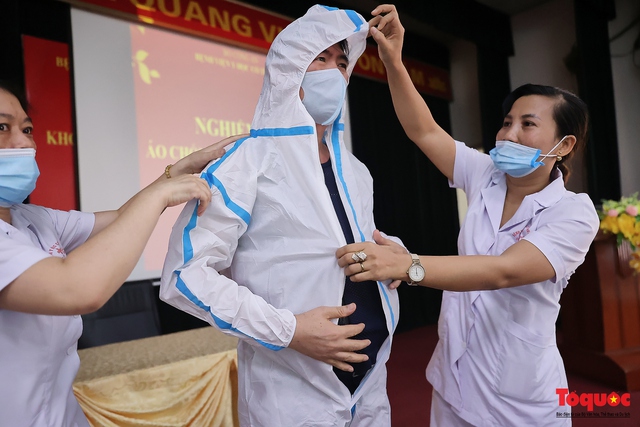 Ra mắt áo chống sốc nhiệt cho nhân viên y tế chống dịch - Ảnh 7.