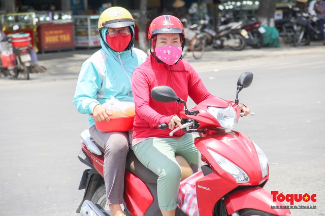 Người dân Thừa Thiên Huế chật vật mưu sinh giữa nắng nóng - Ảnh 4. Người dân Thừa Thiên Huế chật vật mưu sinh giữa nắng nóng - Ảnh 4.